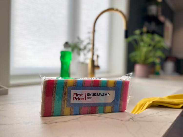 First Price skuresvamper ligger på en benk