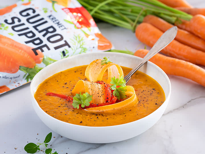 Gulrotsuppe-med-raa-gulrot-og-grillet-paprika.jpg