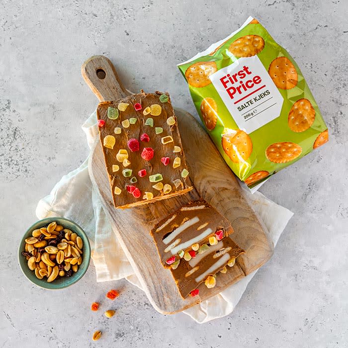 Delfiakake og en pakke First Price Salte kjeks