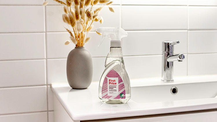 First Price baderomsspray står på vasken
