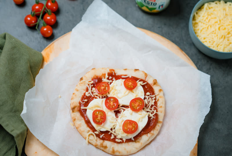 Pizza med pesto og mozzarella3.jpg