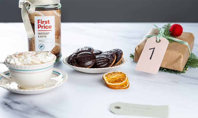 First Price kaffe og orange cakes som kalendergave