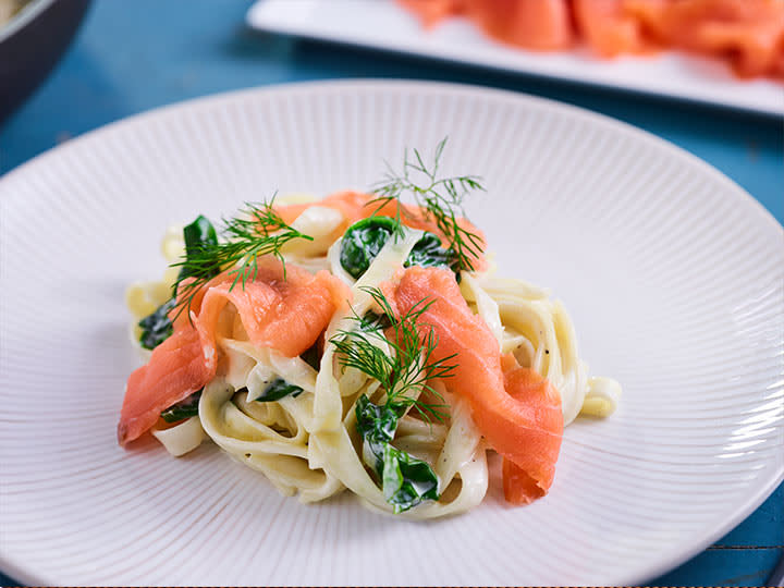 Kremet pasta med laks og spinat