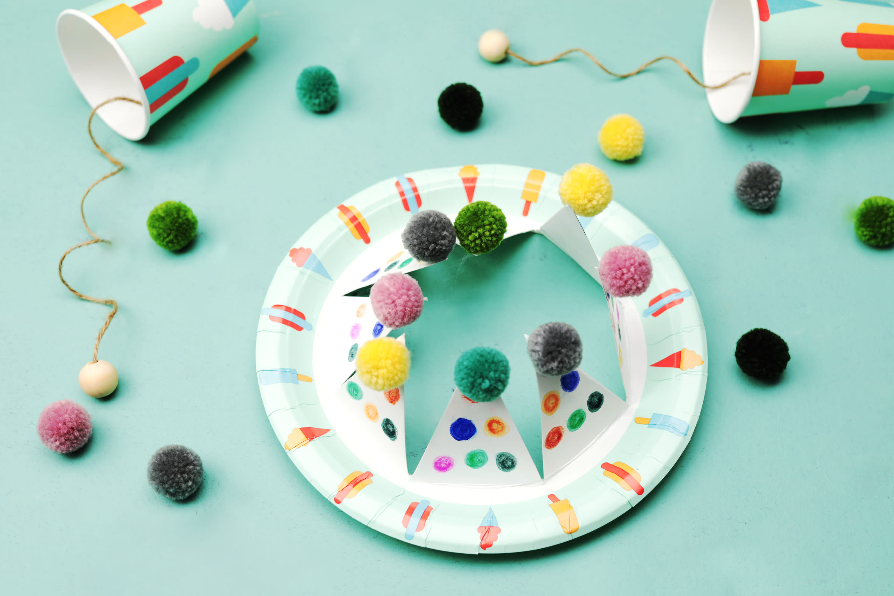 Unik-barnebursdag-krone og koppleke.jpg