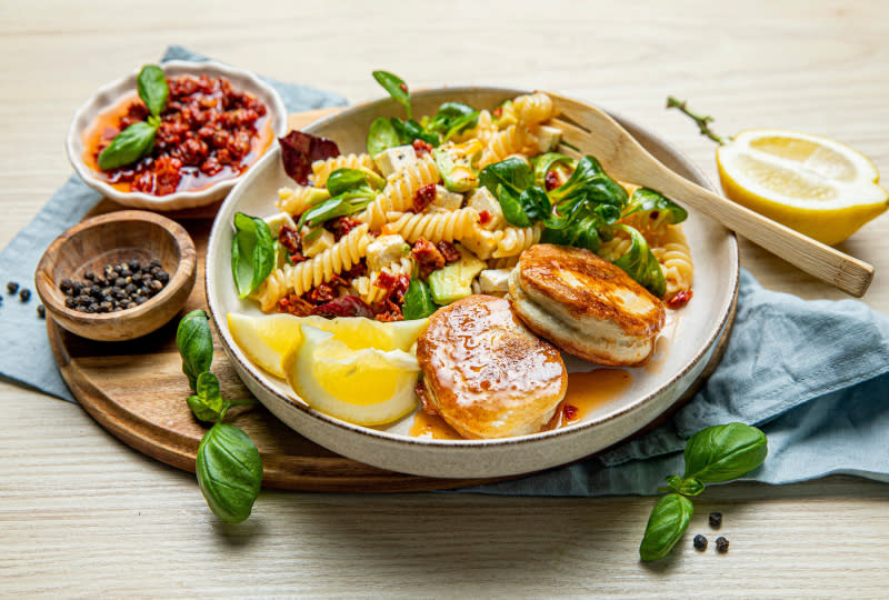 Fiskekaker med pastasalat