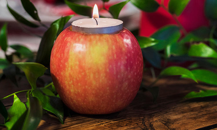 Enkelt: Et eple kan enkelt bli til en telysholder. Alt du trenger å gjøre er å skjære ut et passendne hull på toppen. 