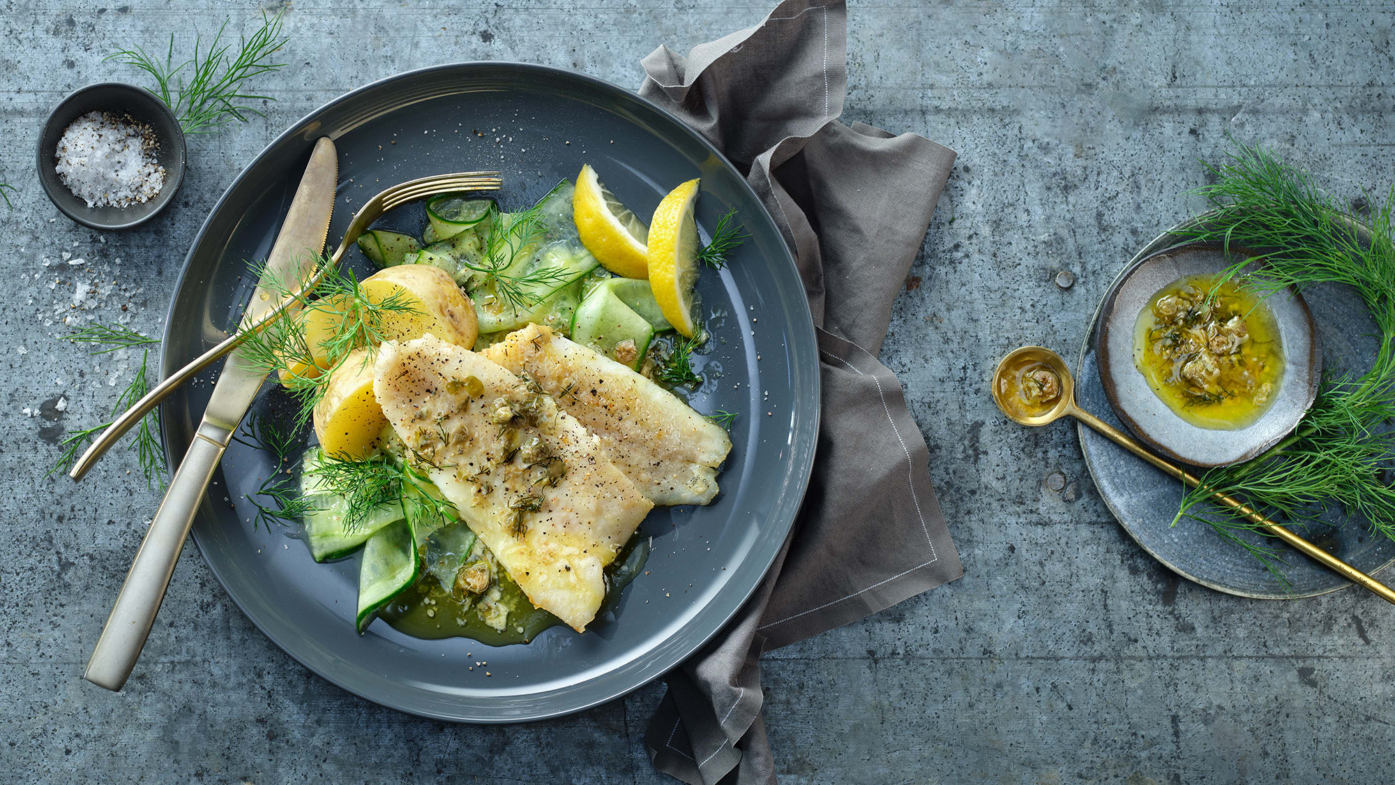 Smørflyndre med kaperssmør og hurtigsyltet agurk