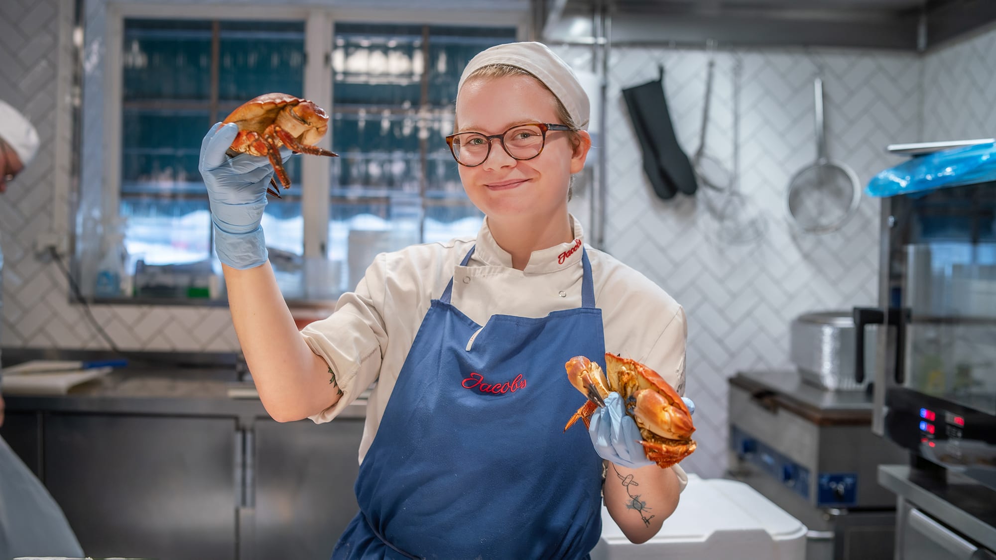 Marthe med krabber.jpg