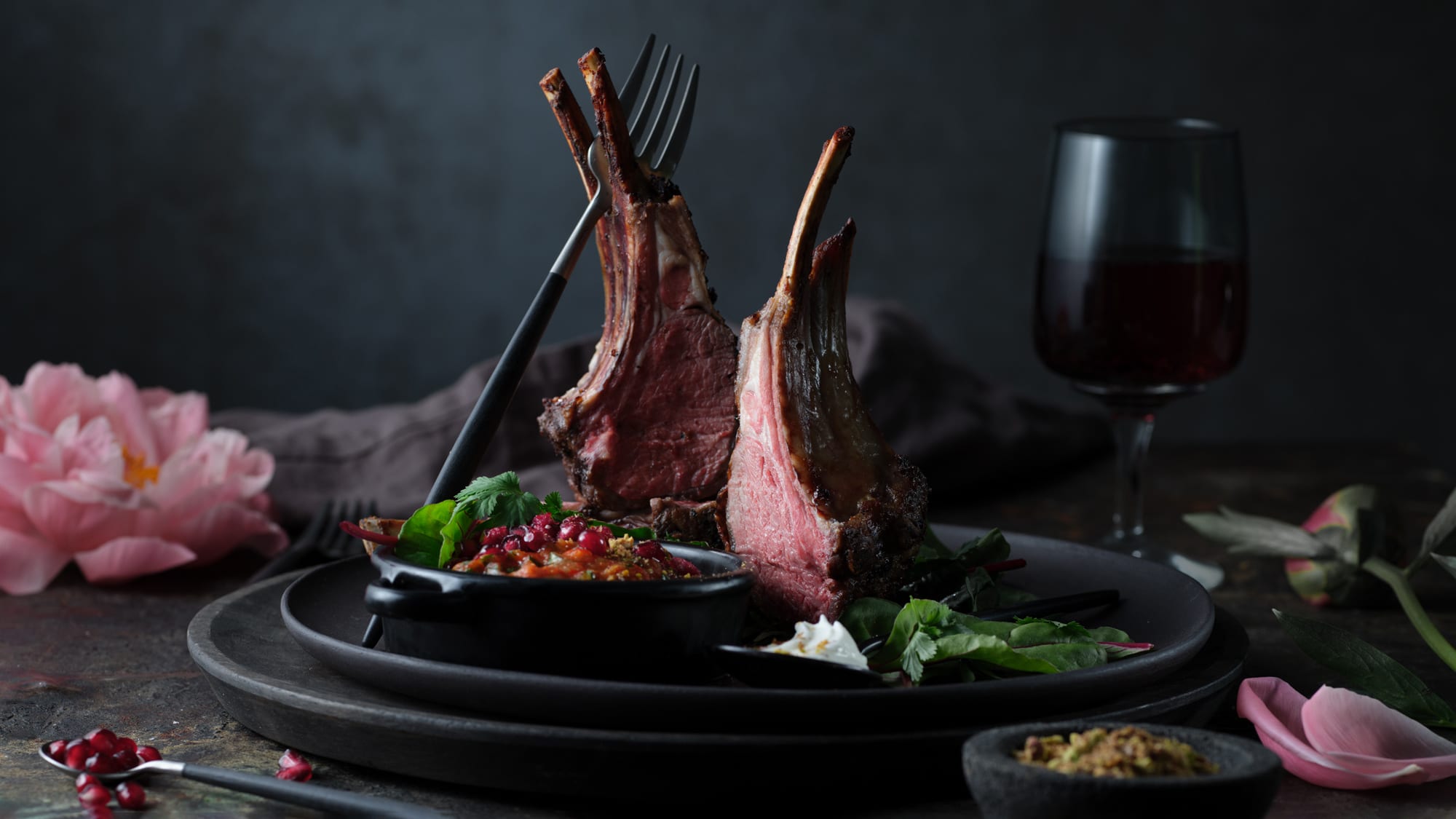 Lammecarre med ezme, pistasjn&oslash;tter og yoghurt.jpg