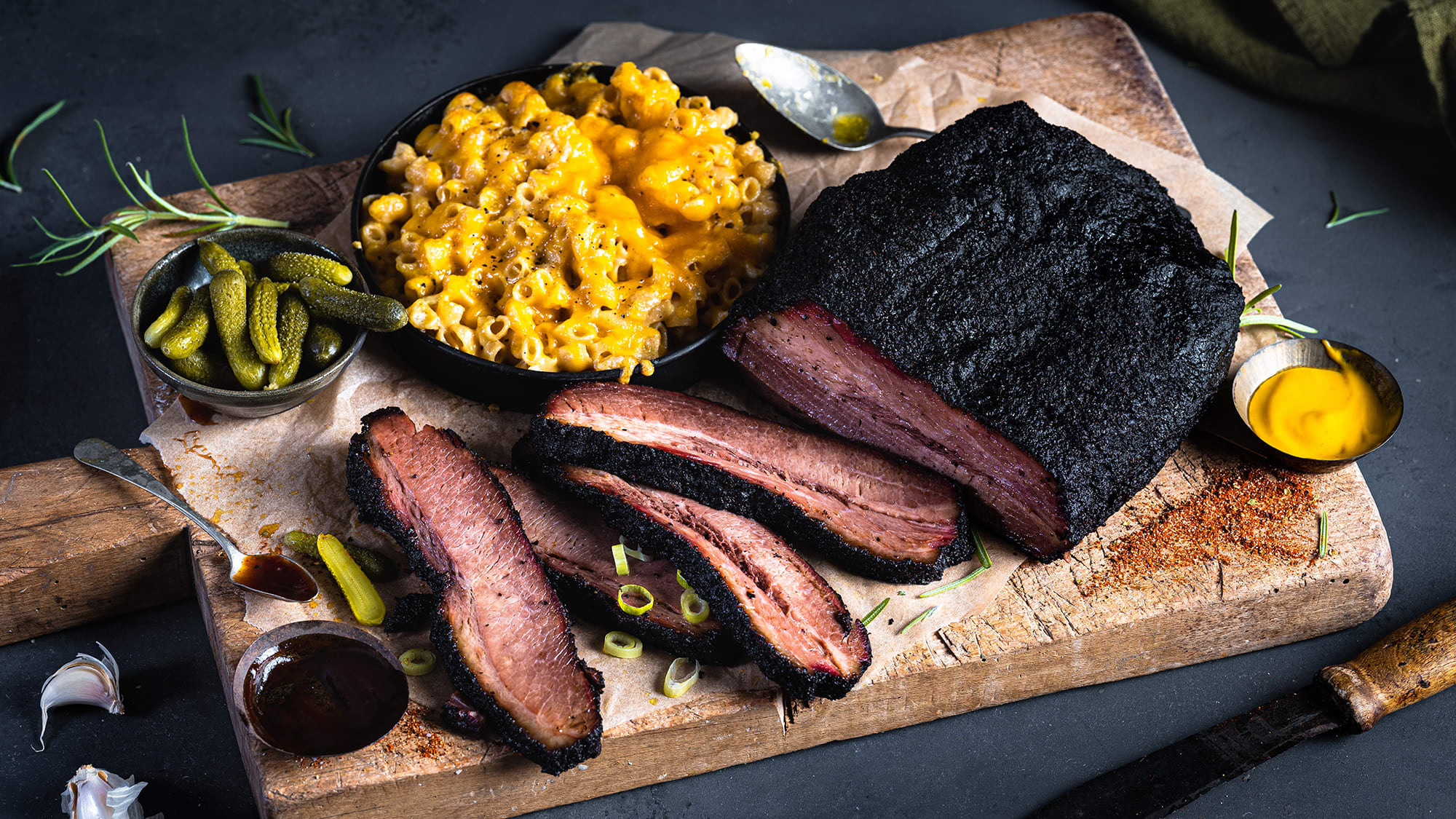 BBQ Brisket med mac’n cheese.jpg