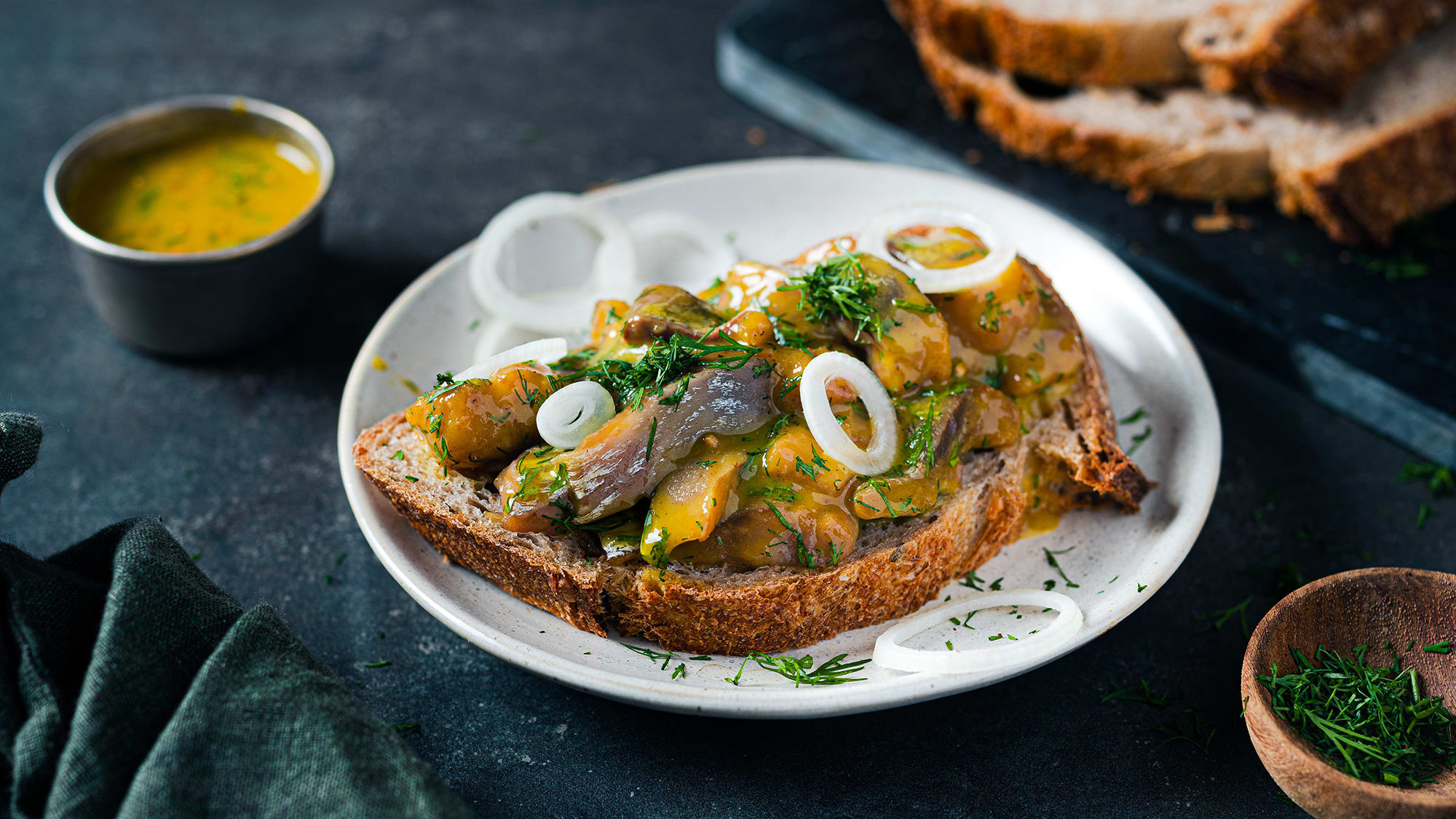 Spekesild i deilig sennepssaus. Ypperlig til grovt rugbrød. Server som godt pålegg til julefrokosten, koldtbord eller sildelag.