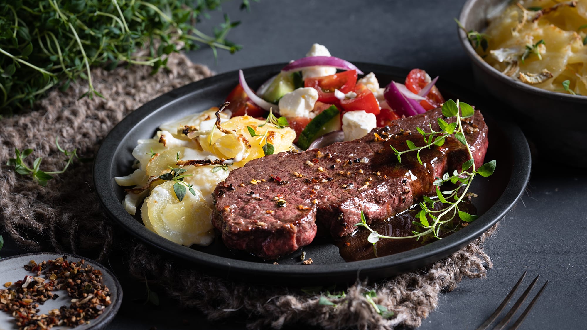 Denver steak med fløtepoteter og rødvinssaus.jpg