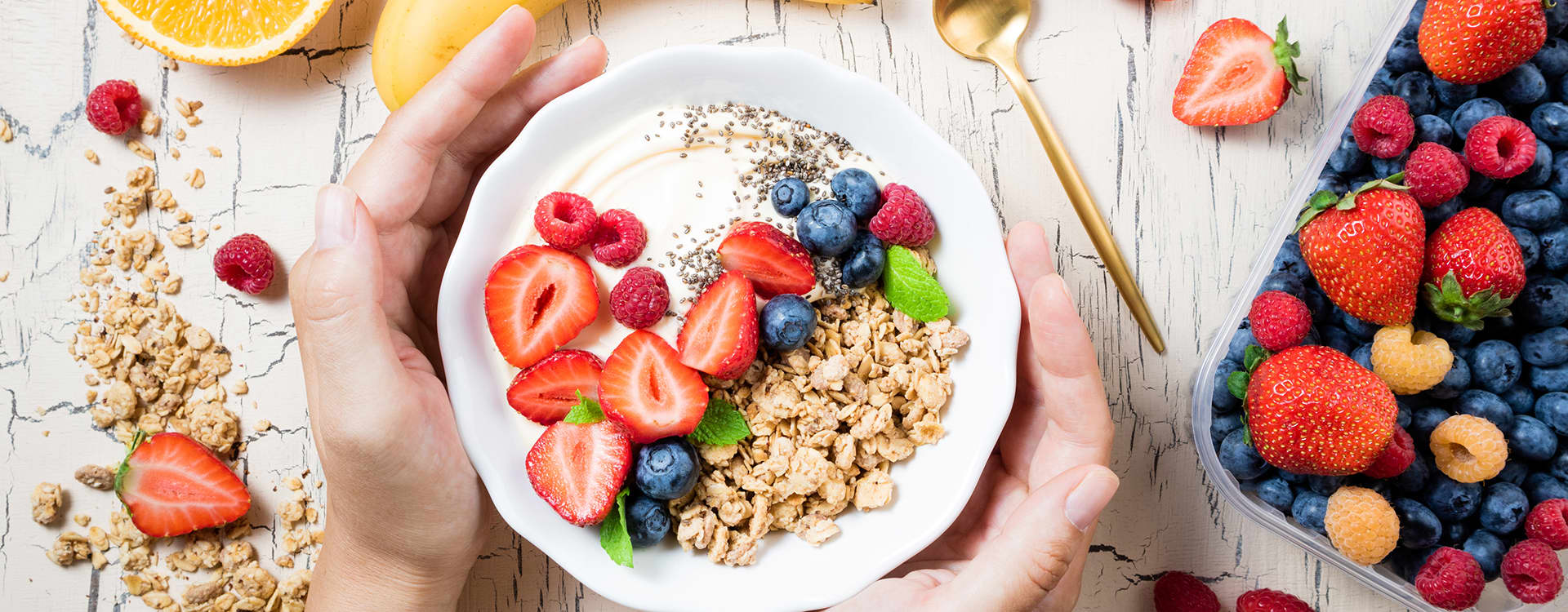 skål med yoghurt og müsli