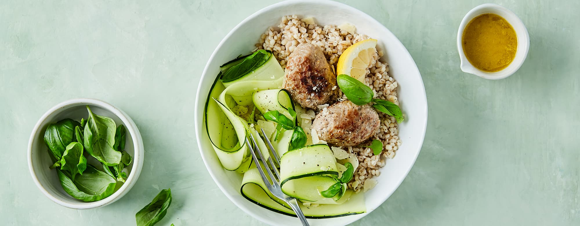 kjøttkaker med byggris og salat