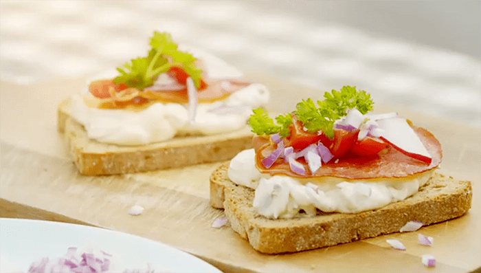 Toast med sprøstekt spekeskinke og Tabasco.