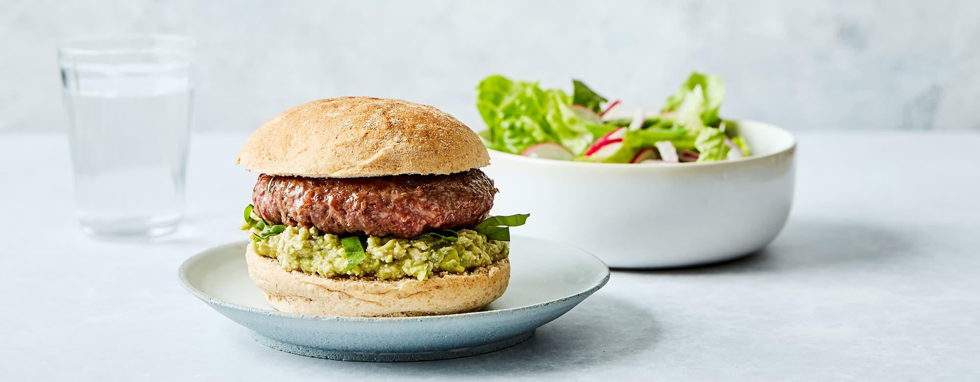 sunn hamburger med salat og avocadomos