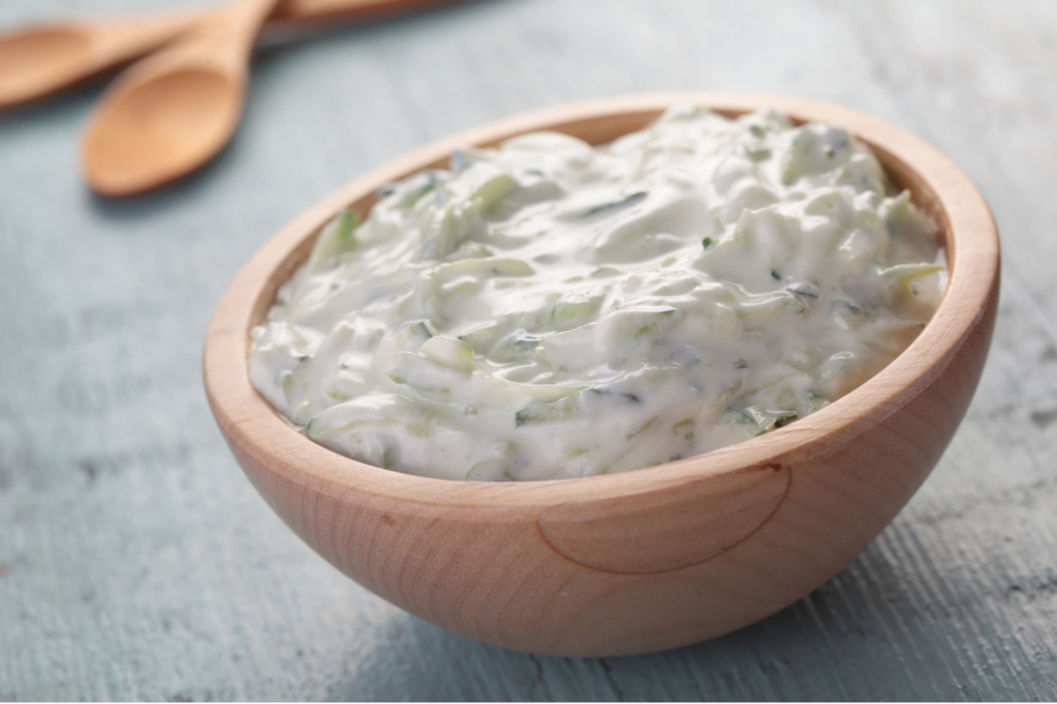 Smakfull tzatziki med yoghurt naturell, revet agurk, hvitløk og urter. 