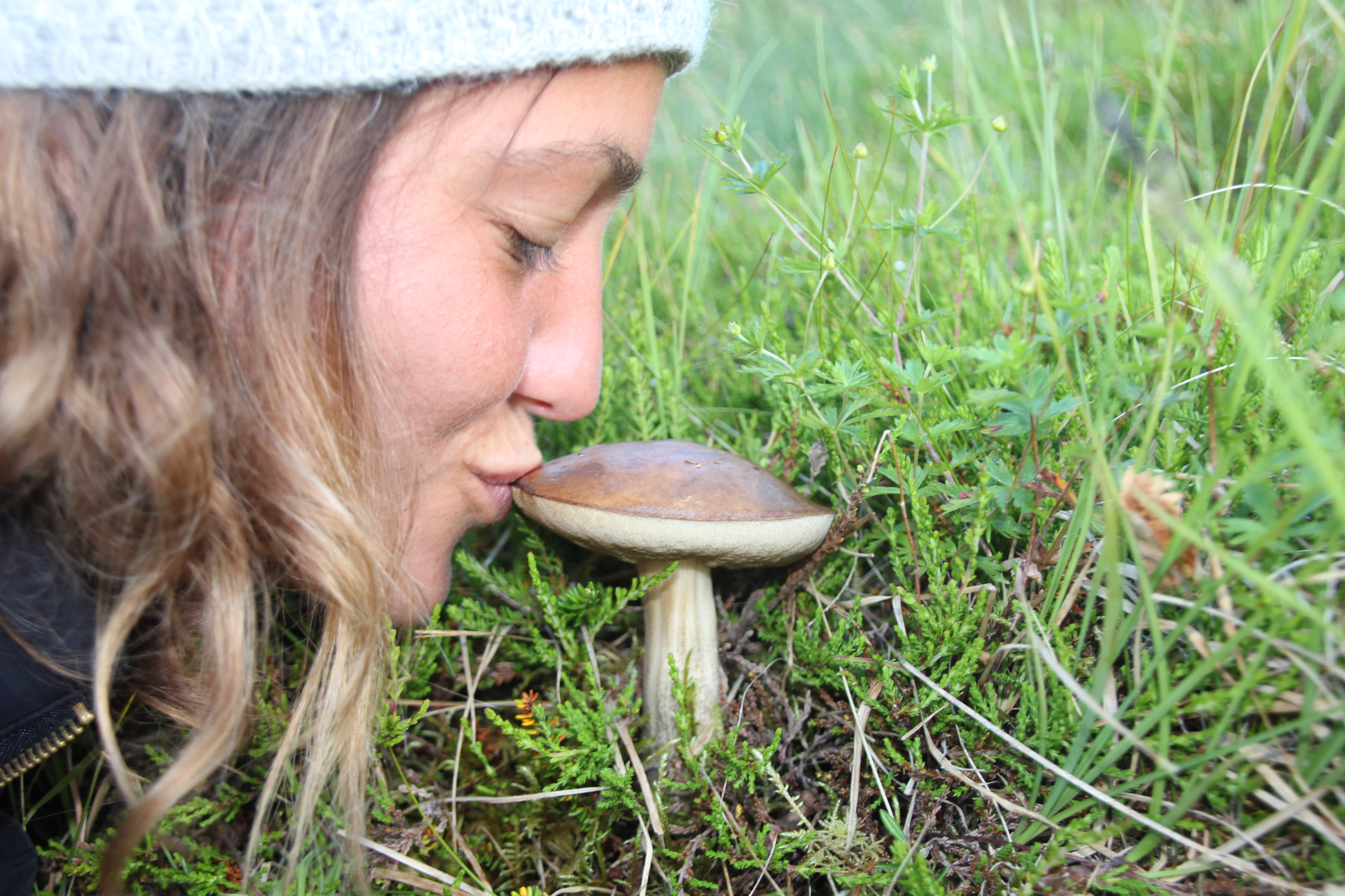 Årets første steinsopp. Karolina viser kjærlighet og hilser soppen velkommen inn i 2016.