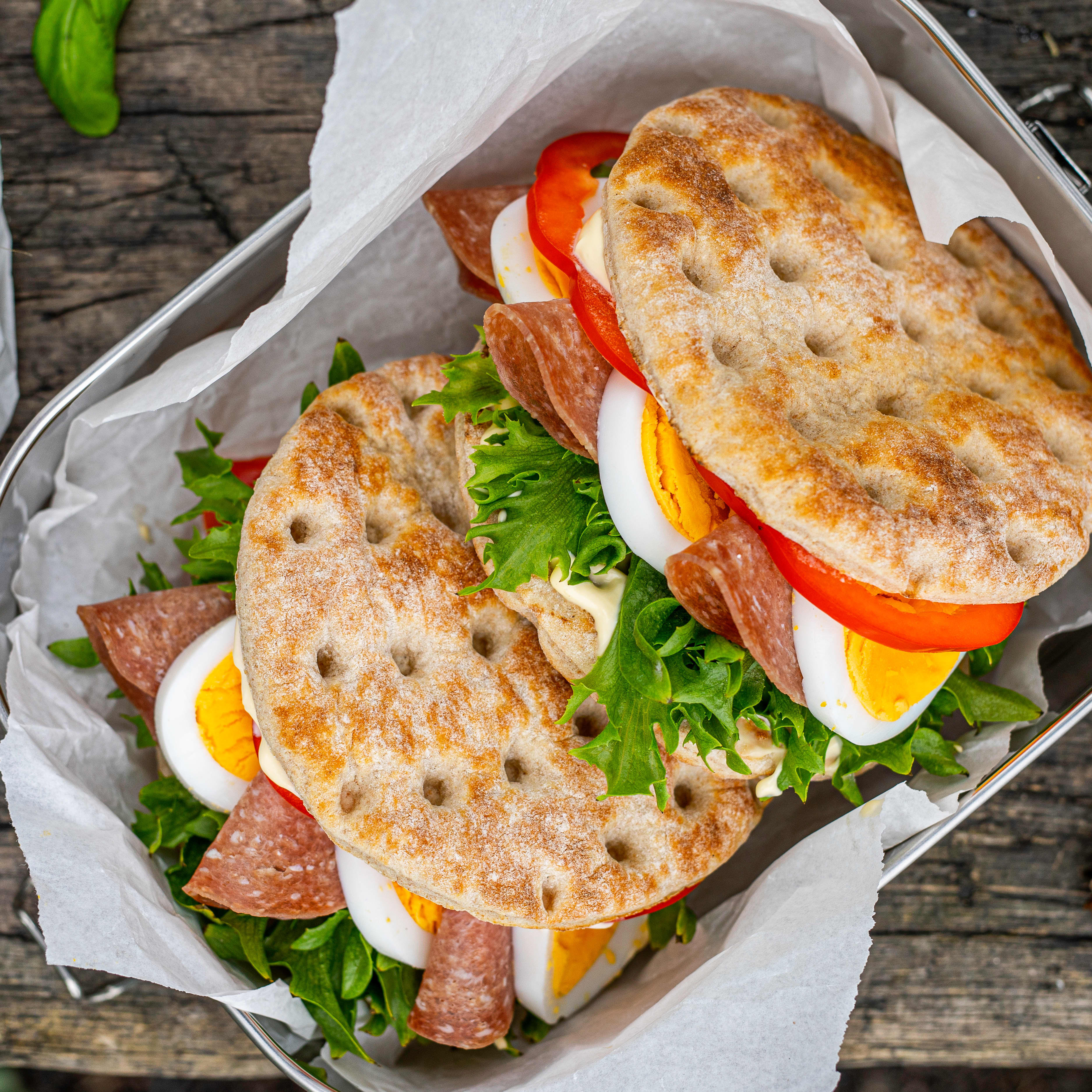 Myk matpakkeblings med egg og lettsalami