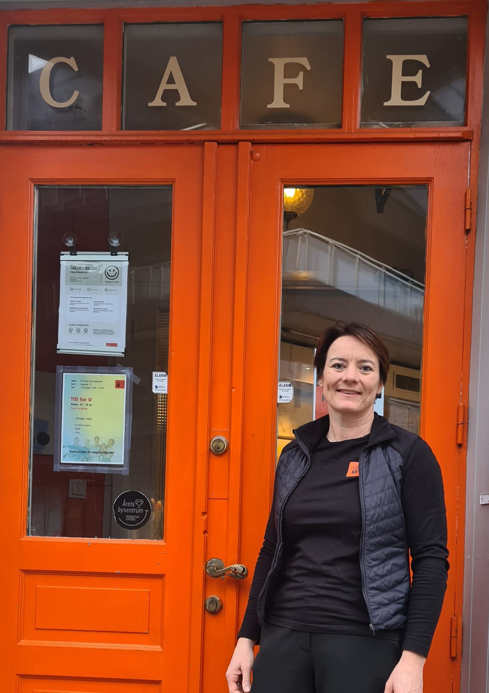 Hilde i Kirkens Misjon Kafe Fredikstad