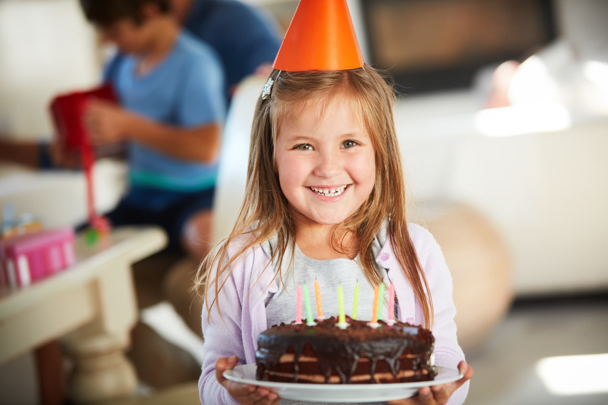 Sjokoladekake er selvskreven i barnebursdager, og den kan enkelt lages uten egg, gluten eller melk – eller alle tre. FOTO: illustrasjonsbilde/iStock 