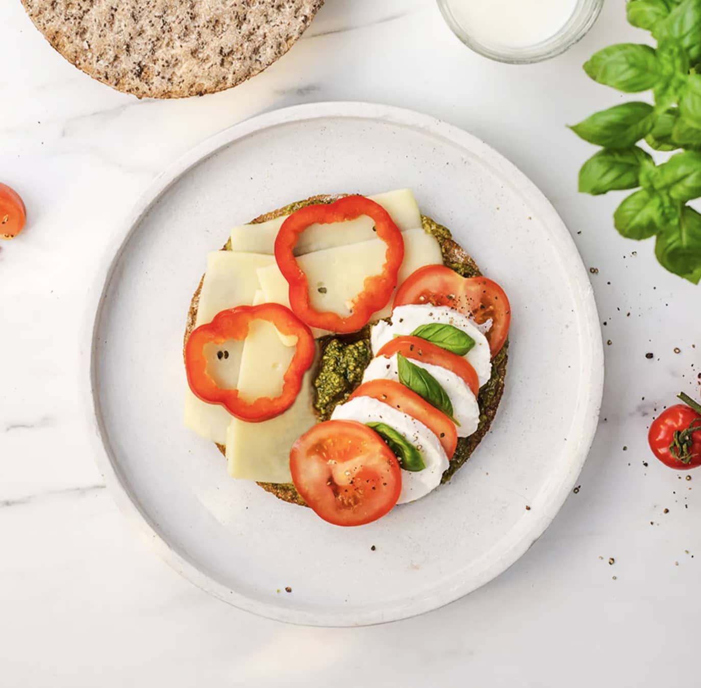 Knekkebrød med pesto ny.jpg