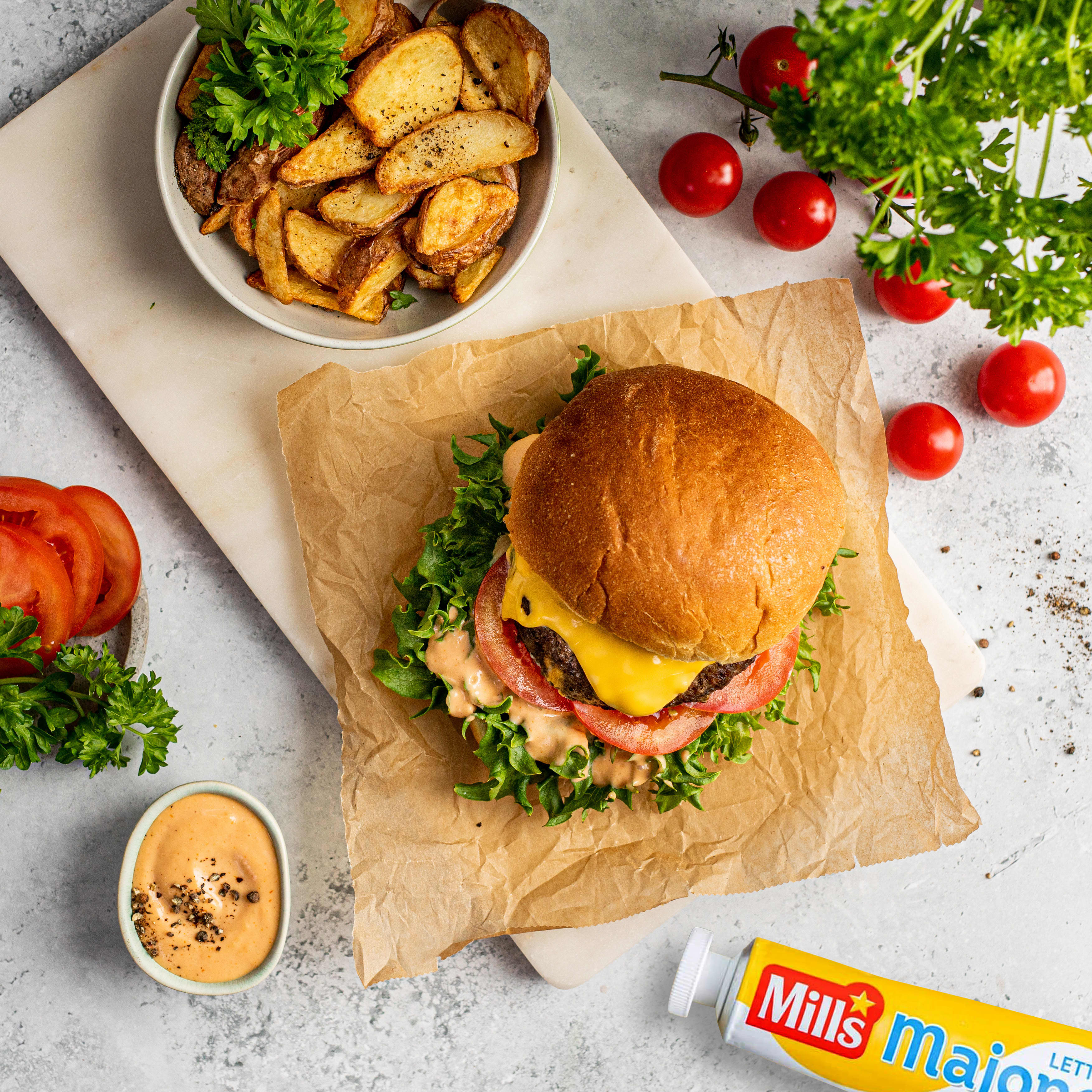Klassisk burger med hjemmelaget dressing.