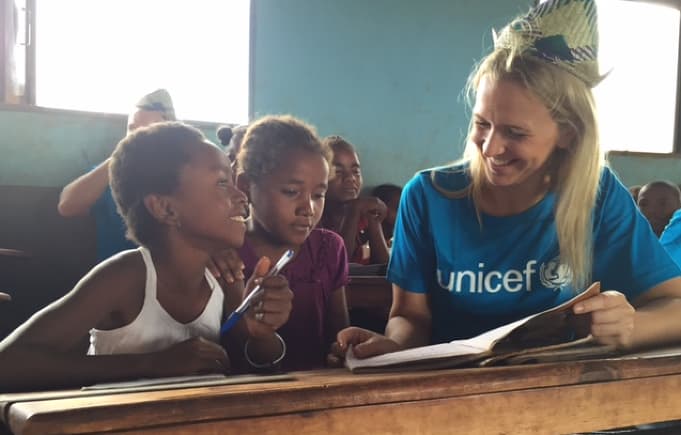 Sammen med UNICEF har KIWI har bygget 20 skoler og én førskole på Madagaskar. Her besøker Kristine Arvin i KIWI én av skolene.    