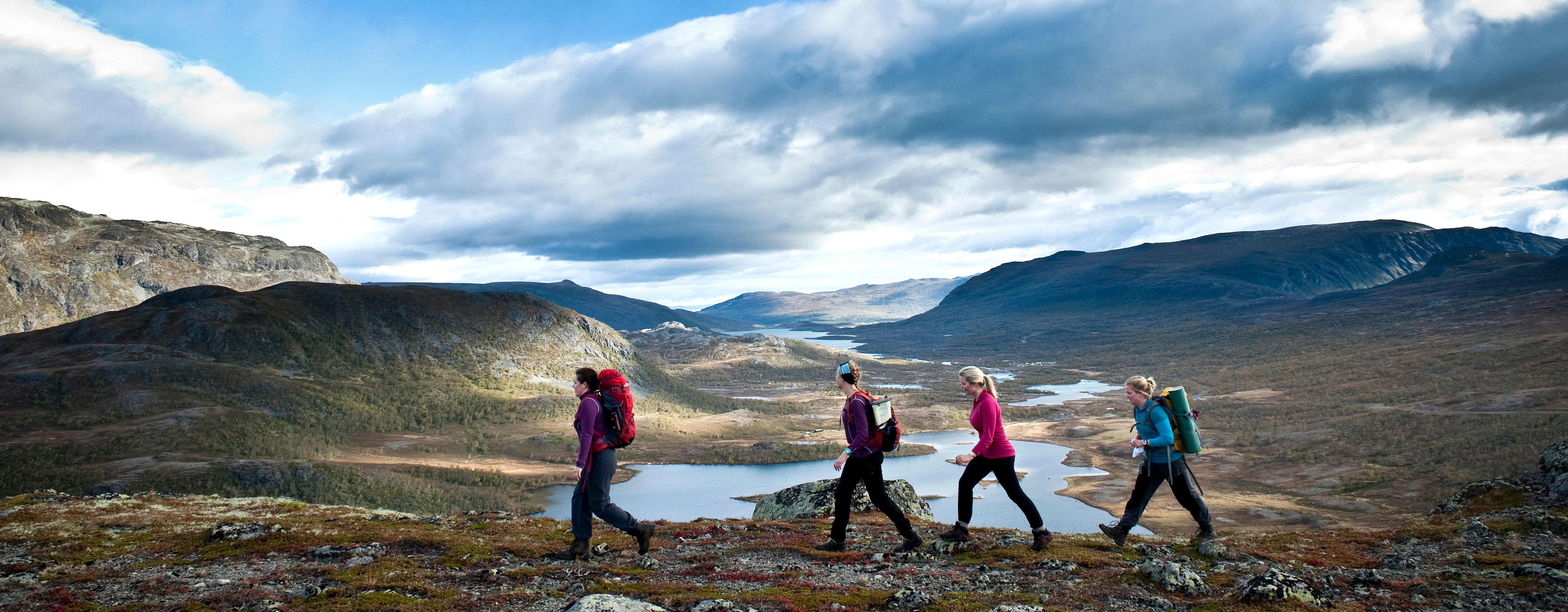 En sprek gjeng ute på tur i fjellet. Kiwi og DNT vil ha enda flere nordmenn ut på tur.