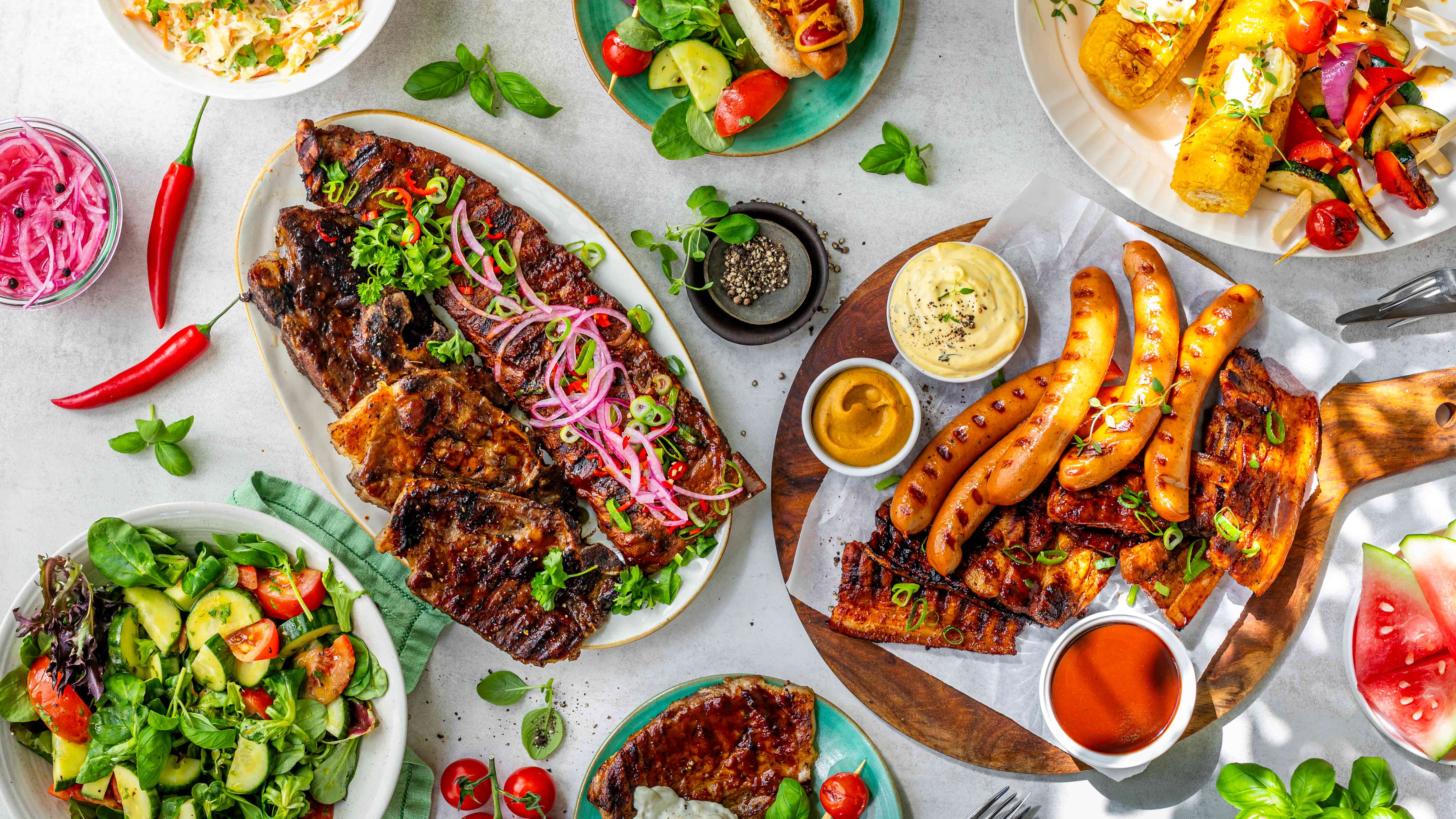 Billig grillmat fra First Price tilberedt på fat.
