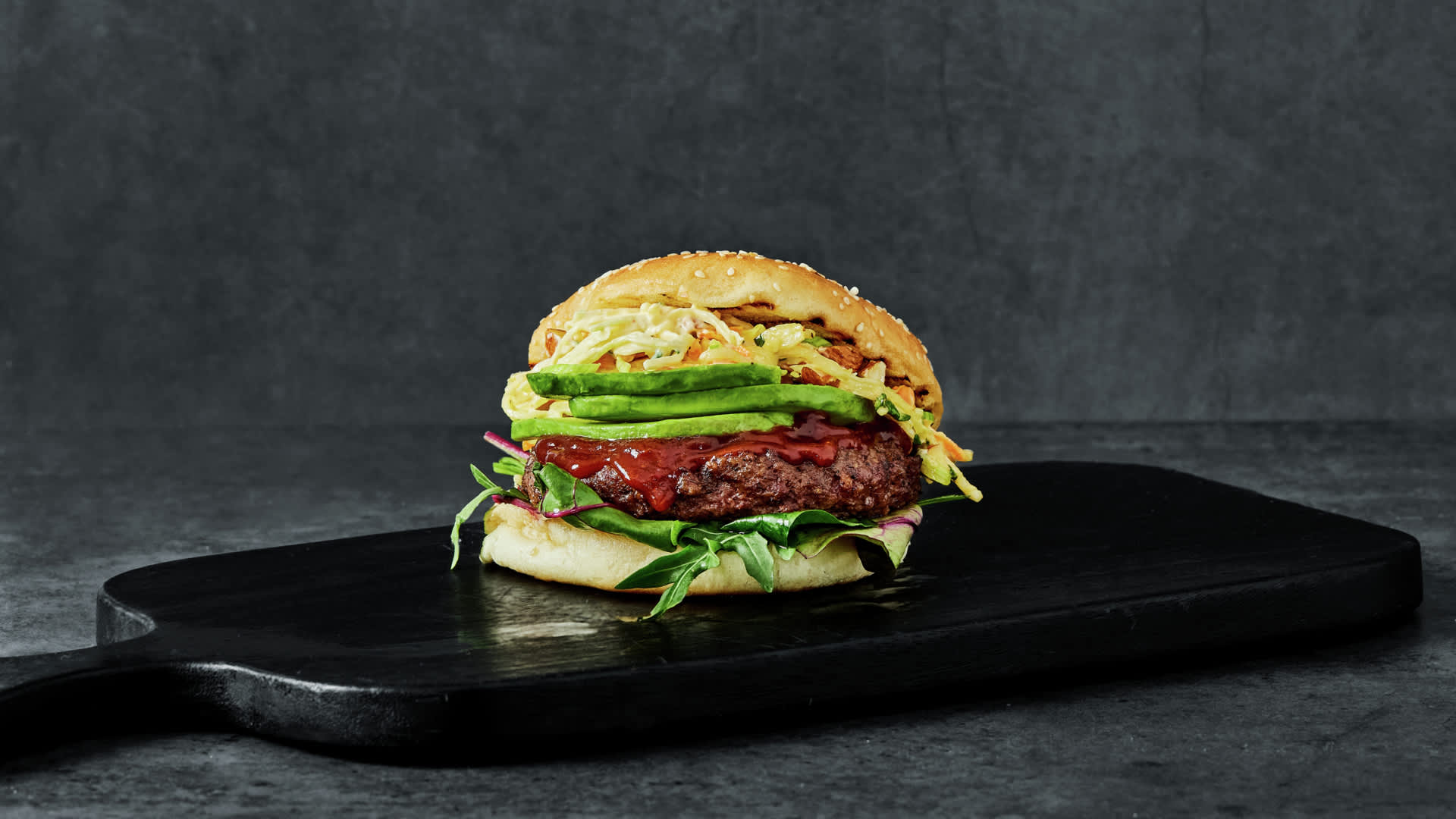 Beefburger med criracha-coleslaw og avokado