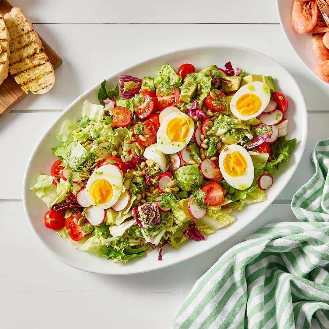 Frisk salat med egg, ristede kjerner og urtedressing