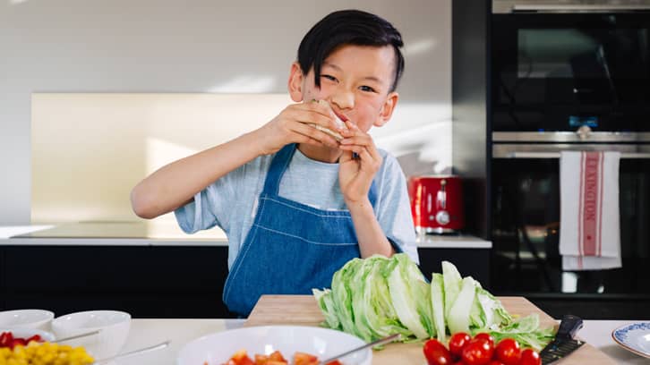 Petter (12) synes tacoen blir ekstra god når han lager krydderet selv.