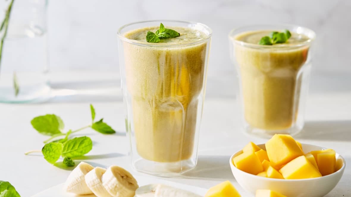 Hva med en smoothie med banan, mango og mynte i sommervarmen?