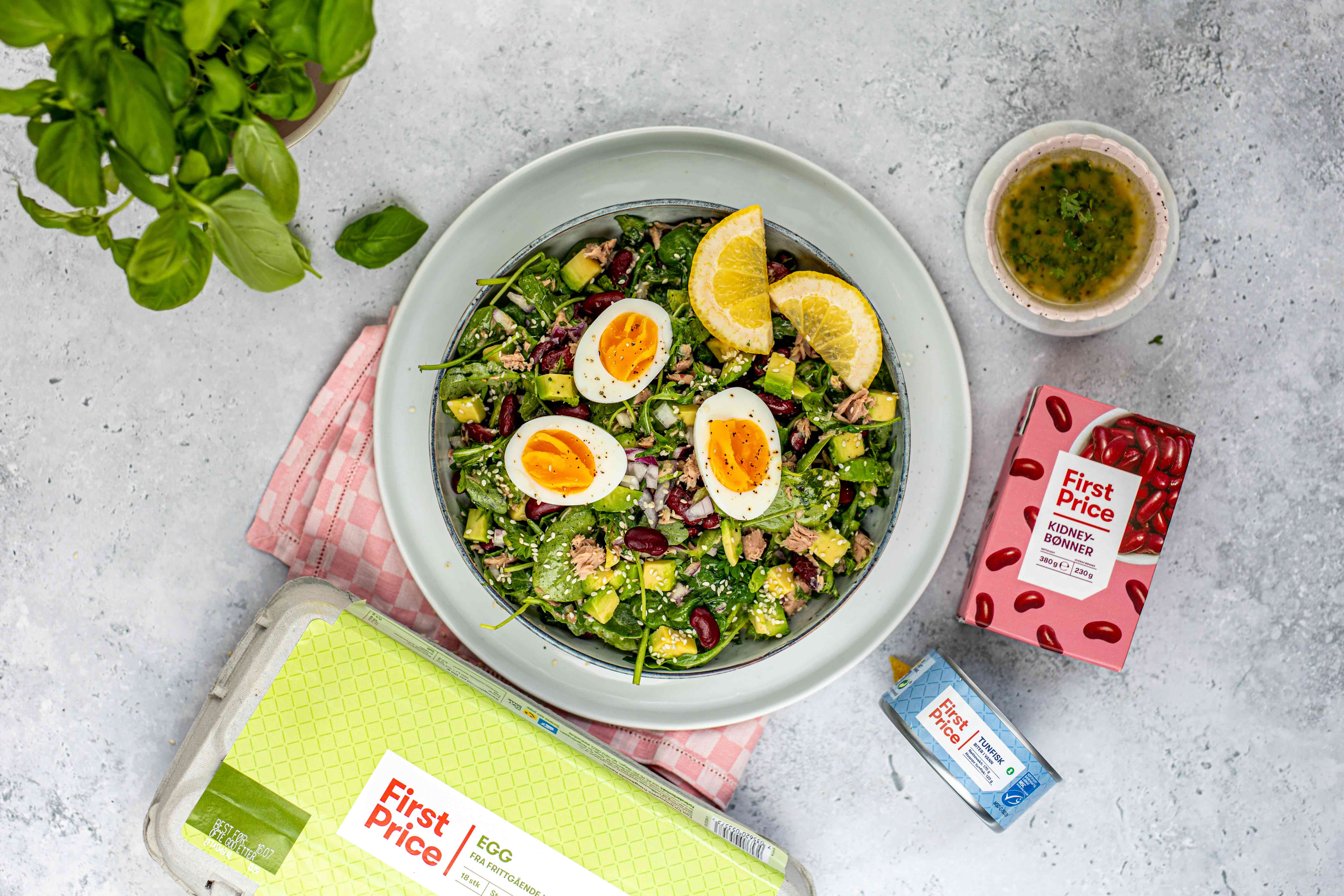 Budsjettvennlig salat med egg og bønner.