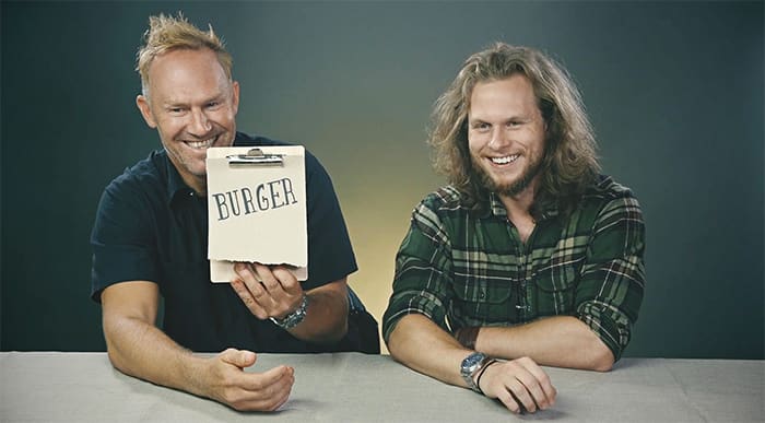 Kjetil og Dag gleder seg til å smake på en ny burger. De vet bare ikke helt hva slags burger ennå.