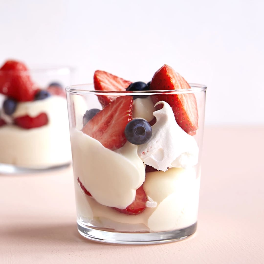 KIWI_TORO_Pavlova i glass.jpg