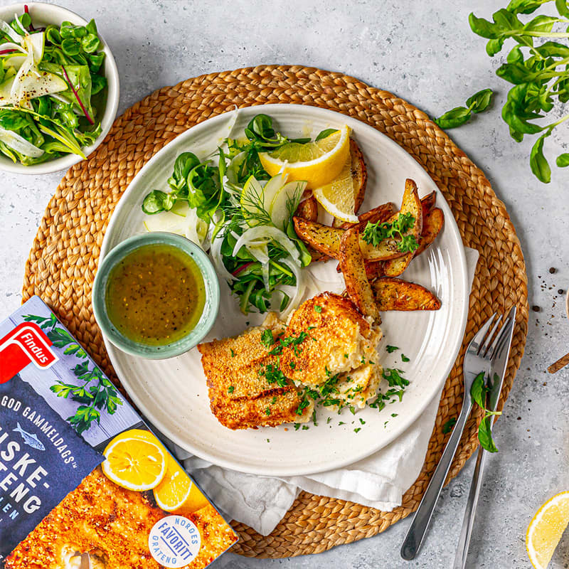 Fiskegrateng servert med potetbåter, råkostsalat og vinaigrette