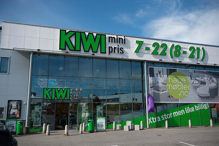 Terje selger 700 jordbærkurver og 400 pølsepakker hver dag | KIWI