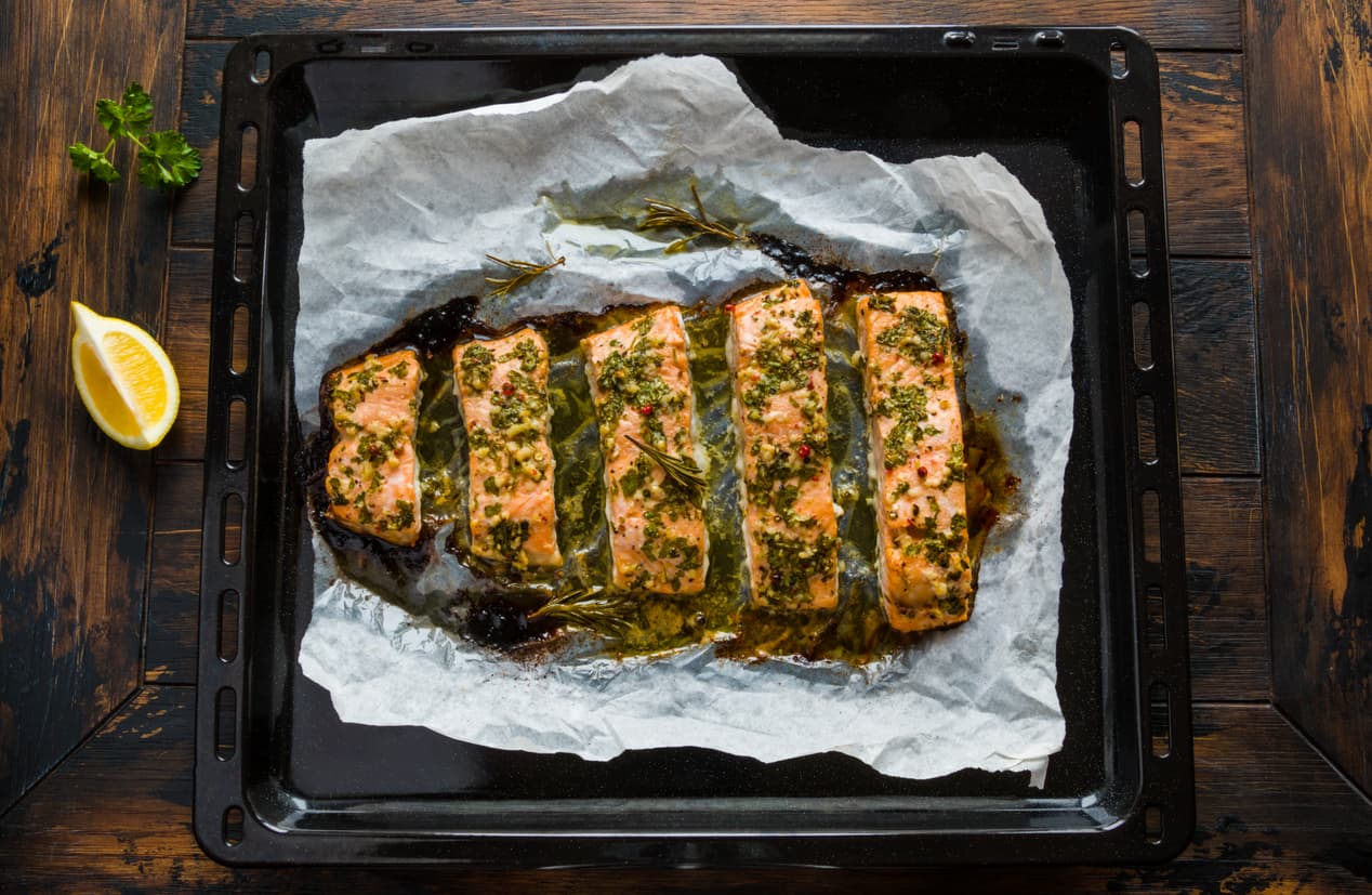 Å bake fisk i ovn er både enkelt, kjempegodt og tidsbesparende. 