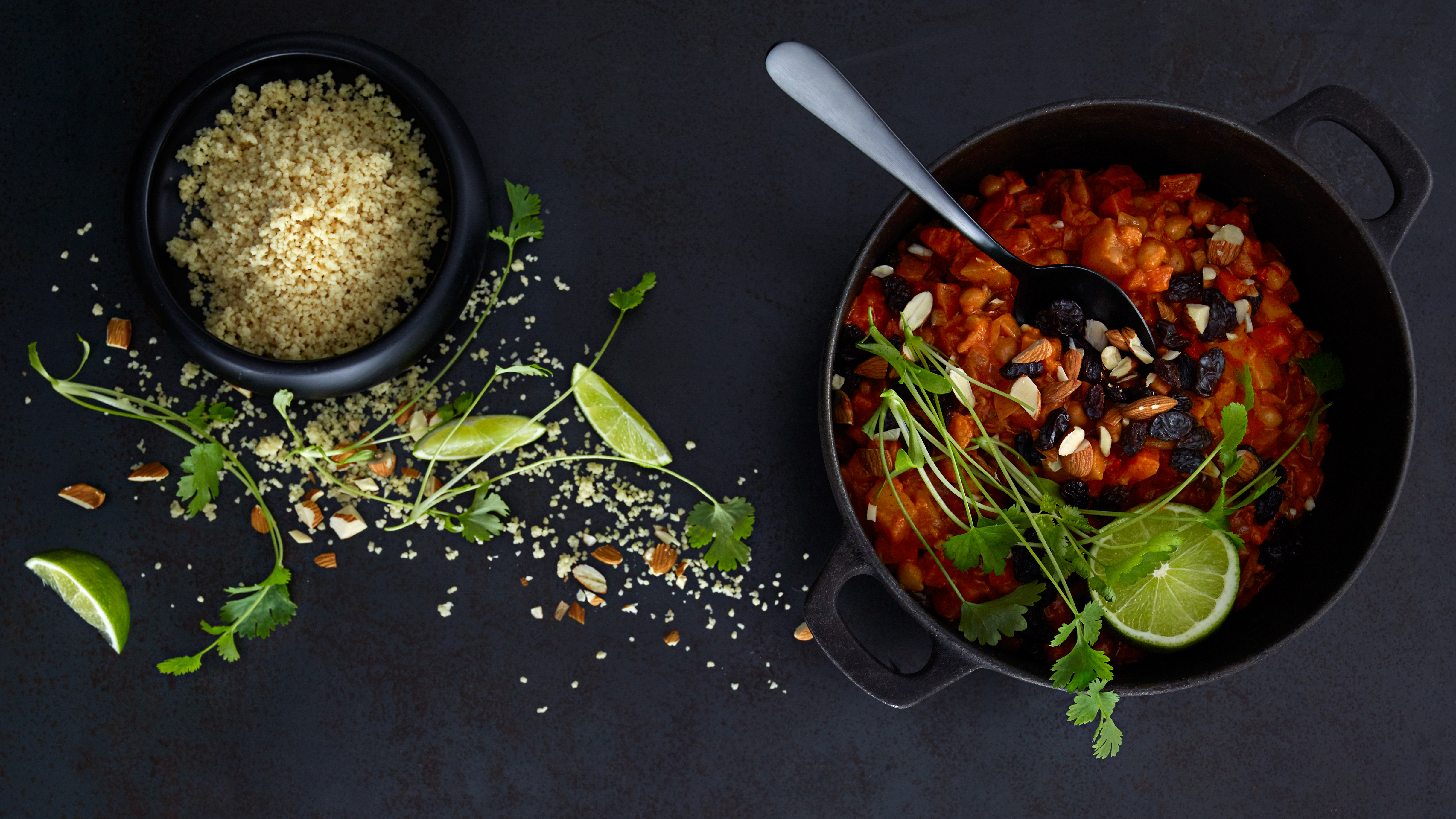 Kikertgryte med mandler, rosiner og couscous