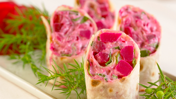 Lefserull med sildesalat
