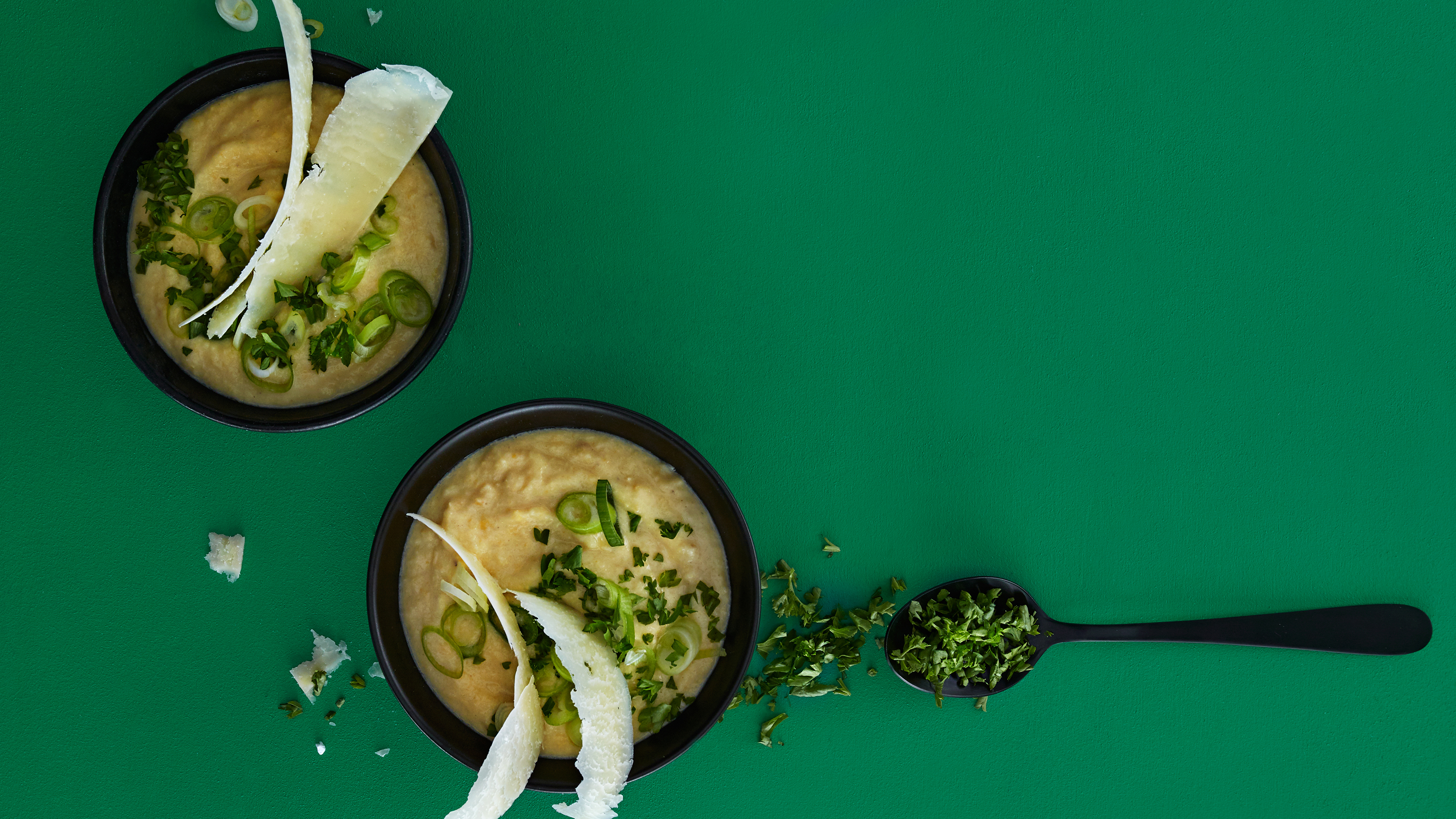 Maissuppe med vårløk og persille
