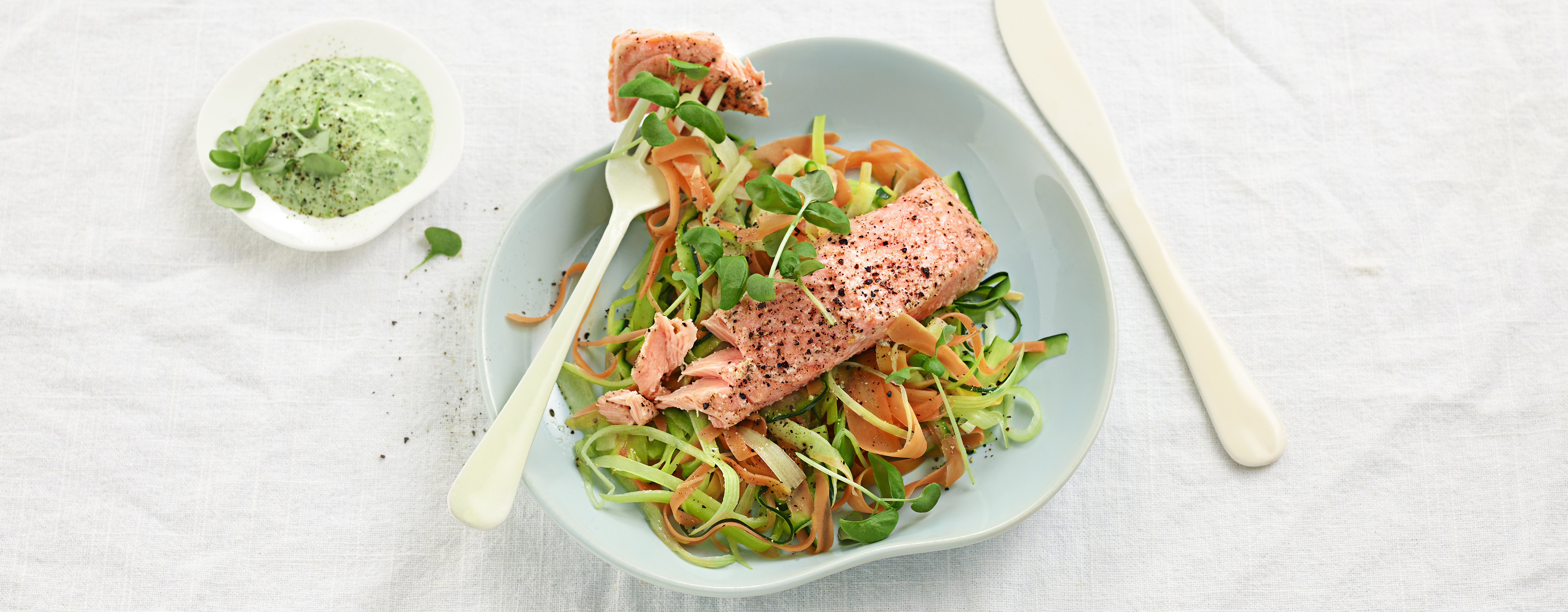 Ovnsbakt laks med grønnsaksspaghetti og spinatrømme med lime