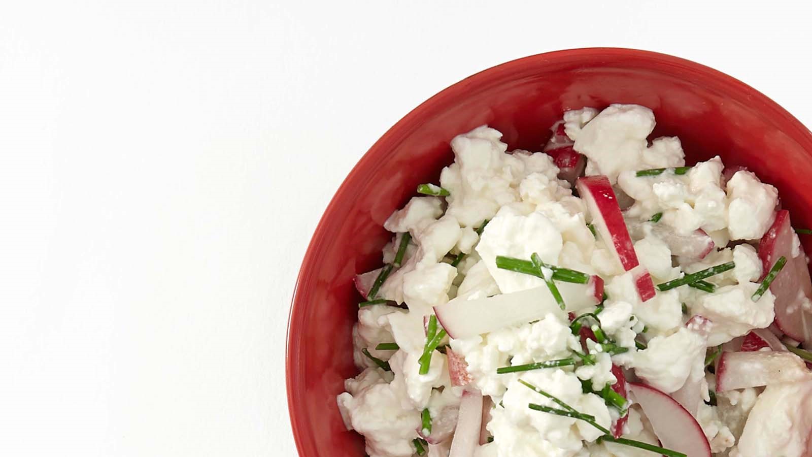 Cottage cheese med reddiker og gressløk