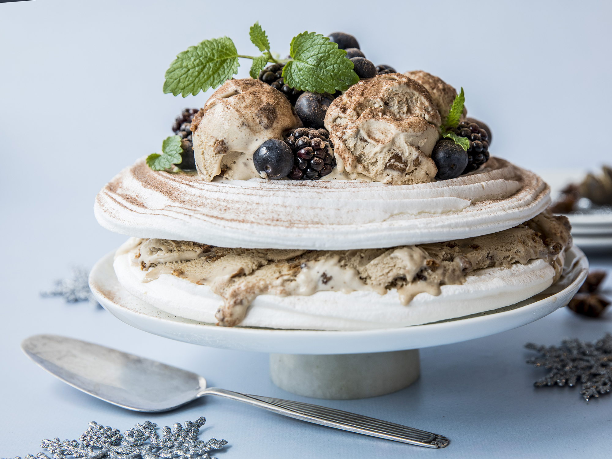 Pavlova med iskrem og bjørnebær