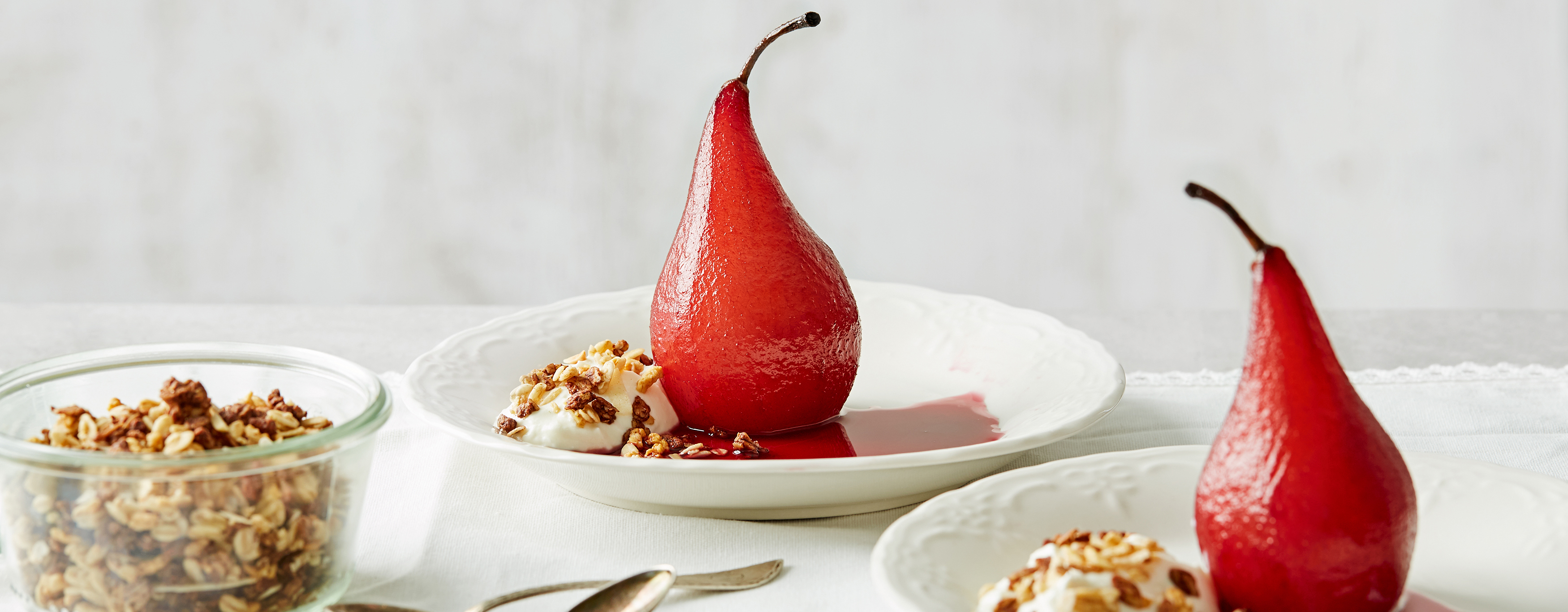 Porsjerte pærer med gresk yoghurt og müsli