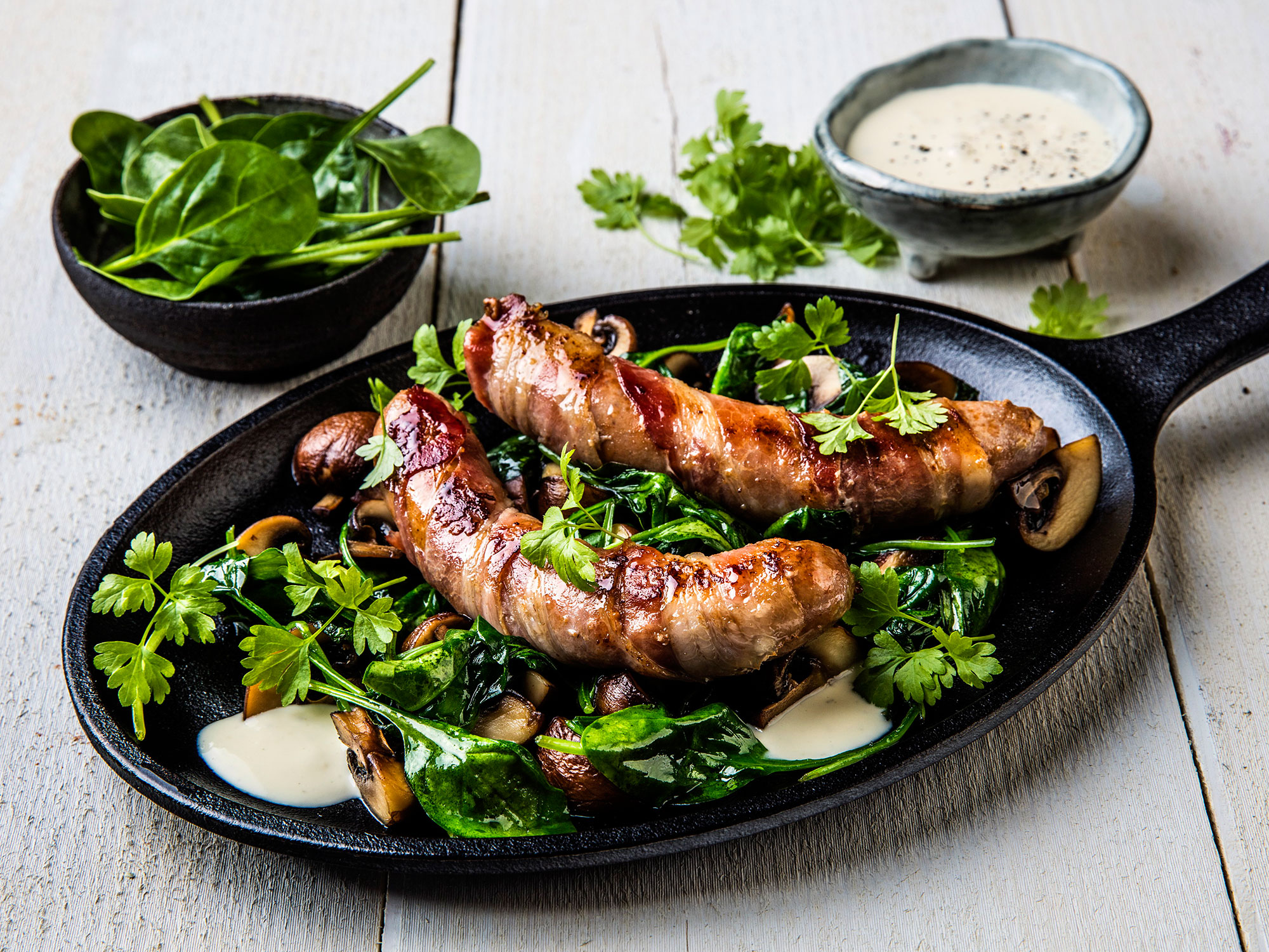 Baconsurret pølse med stekt sopp og aioli