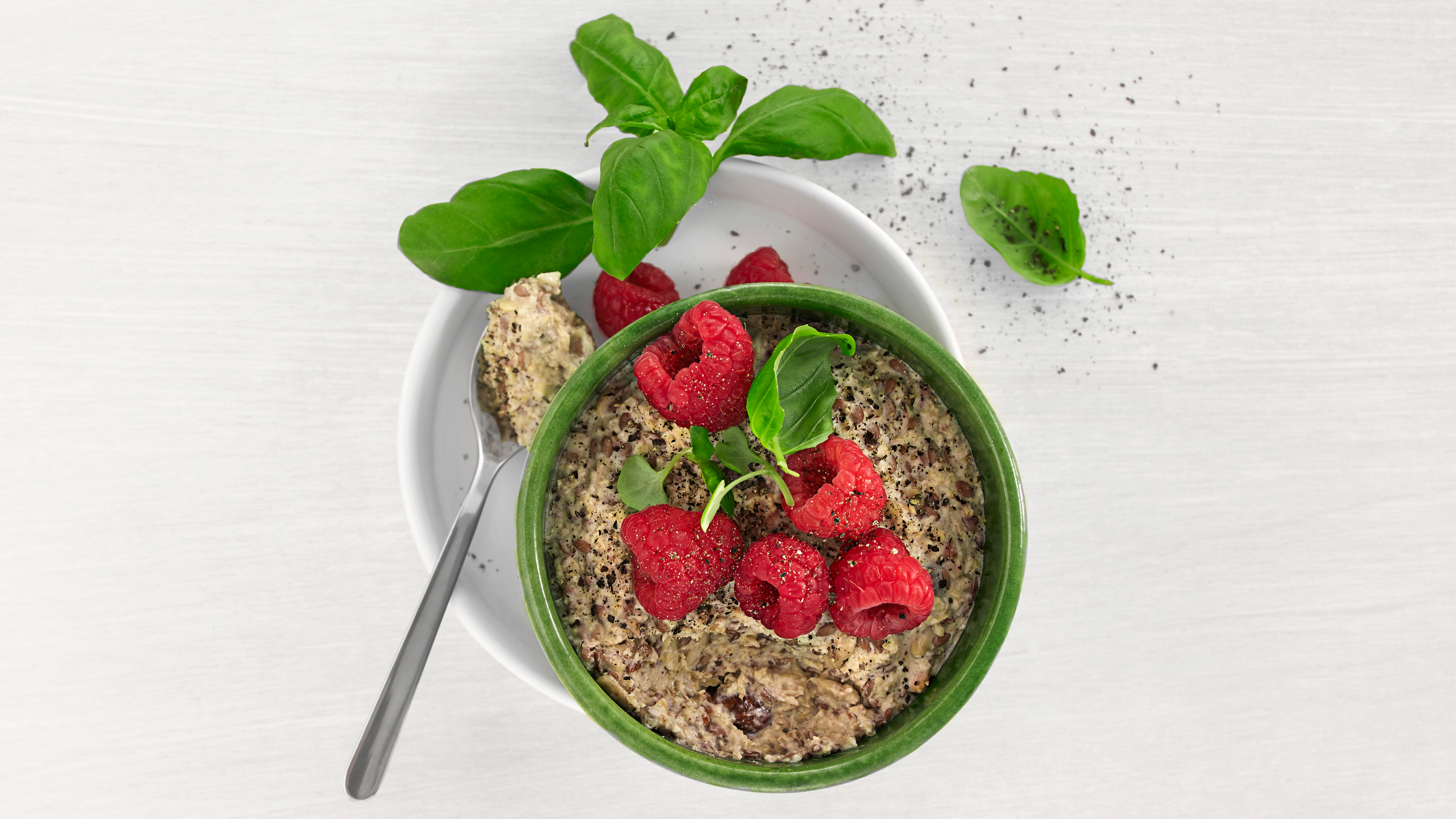 Kjøleskapgrøt med müsli, Biola og bringebær