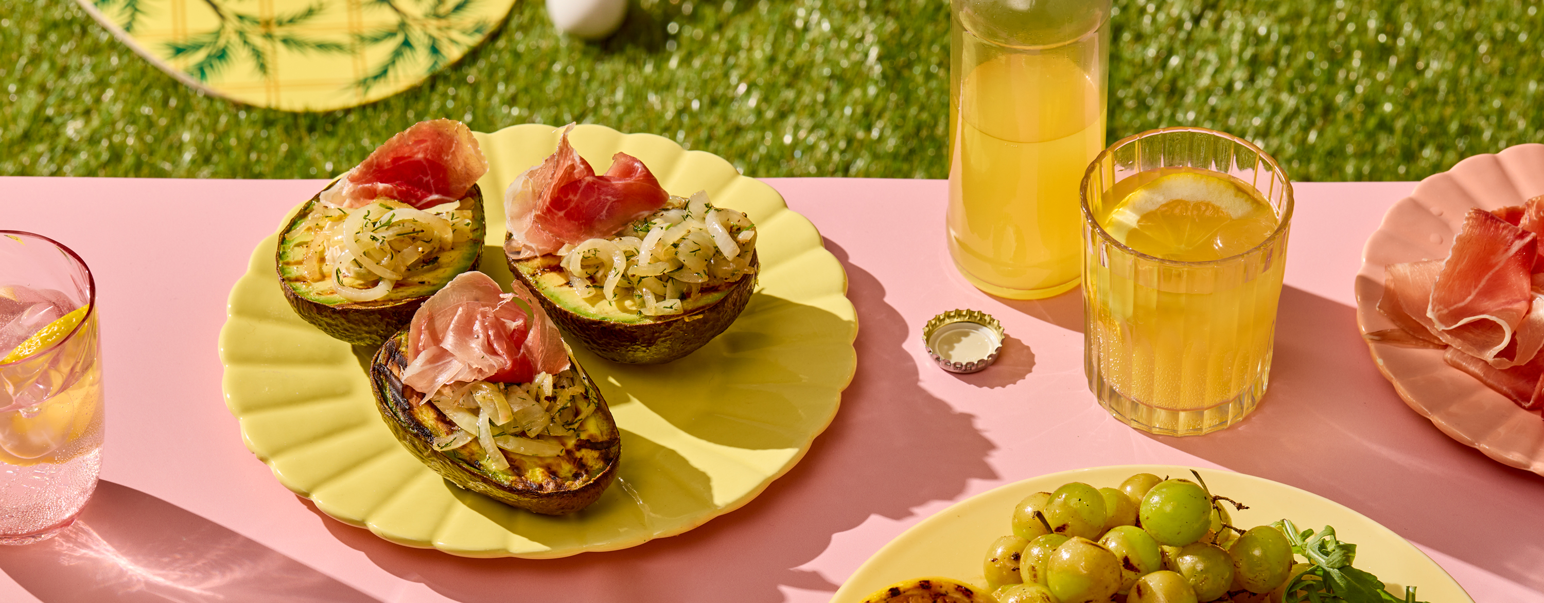 Grillet avokado med løk og rømme